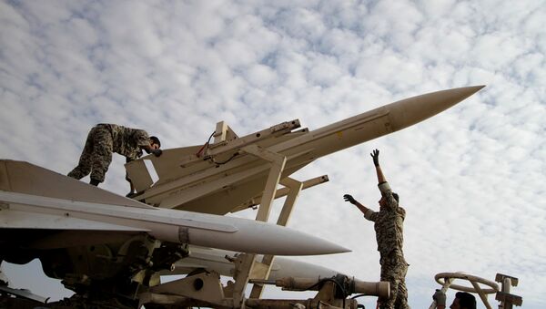 Soldados iranianos se preparam para lançar um míssil superfície-ar Hawk durante exercícios militares - Sputnik Brasil