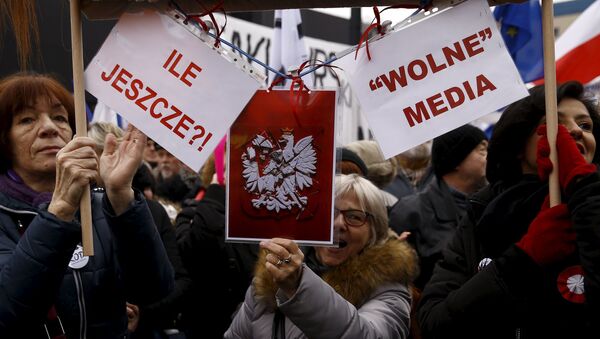 People gather during an anti-government demonstration for free media in front of the Polish television building in Warsaw, January 9, 2016 - Sputnik Brasil
