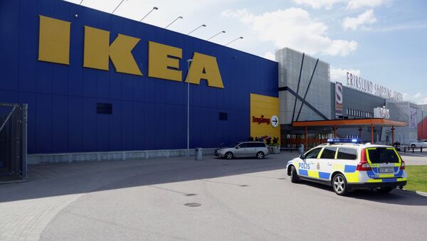 Mobile phone picture taken on August 10, 2015, shows a police car in front of an Ikea market in the central Swedish town of Vasteras  (File) - Sputnik Brasil