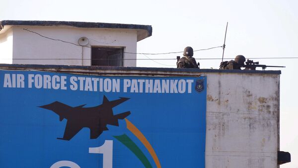 Soldados indianos tomam posições na base aérea indiana Pathankot, 6 de janeiro de 2016 - Sputnik Brasil