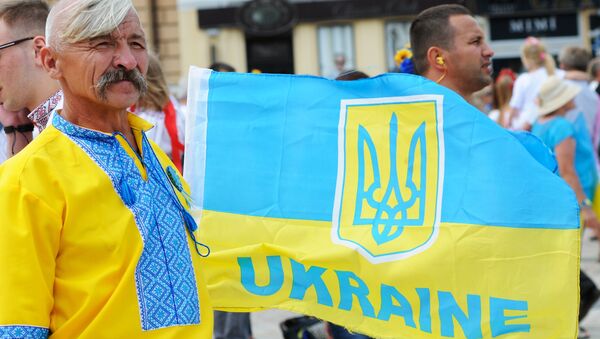 Um homem usando o costume nacional ucraniano duratne o Dia da Independência em Kiev. Foto de arquivo 2014 - Sputnik Brasil
