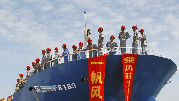 Tripulação de um navio chinês prepara-se a desembarcar no arquipélago Spratly, em 2013 - Sputnik Brasil