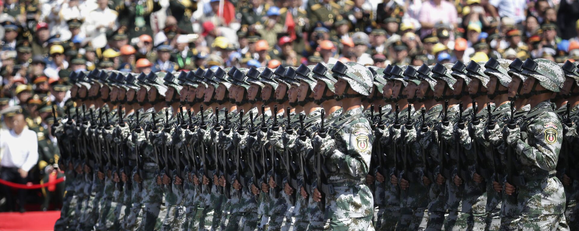 Soldados do Exército de Libertação da China marcham durante a parada militar em homenagem aos 70 anos da vitória na Segunda Guerra Mundial, Pequim, 3 de setembro de 2015 - Sputnik Brasil, 1920, 04.10.2022