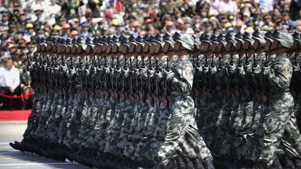 Soldados do Exército de Libertação da China marcham durante a parada militar em homenagem aos 70 anos da vitória na Segunda Guerra Mundial, Pequim, 3 de setembro de 2015 - Sputnik Brasil