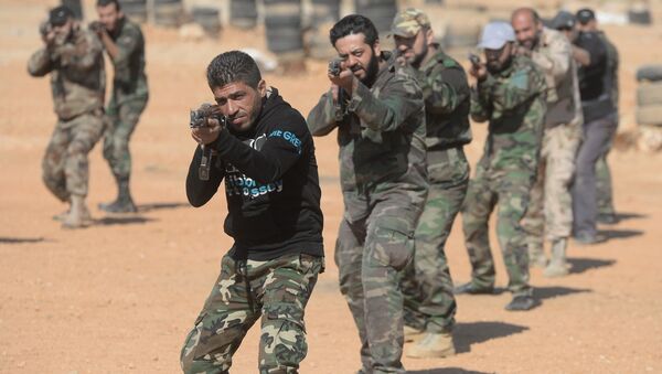 Voluntários sírios estão treinando no centro de treinamento nos arredores de Damasco, Síria, 20 de novembro de 2015 - Sputnik Brasil