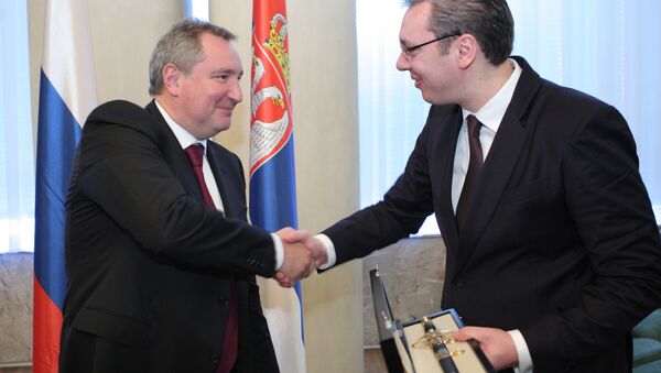 O vice-premier russo Dmitry Rogozin em encontro com o primeiro-ministro da Sérvia, Aleksandar Vucic - Sputnik Brasil