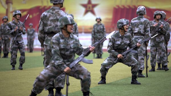 Soldados do Exército de Libertação Popular da China durante treinamento nos arredores de Pequim em julho de 2014 - Sputnik Brasil