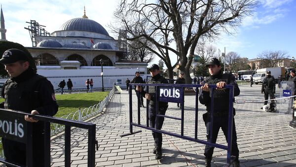 Policiais turcos protegem a zona de Sultanhamet depois da explosão de 12 de janeiro em Istambul - Sputnik Brasil