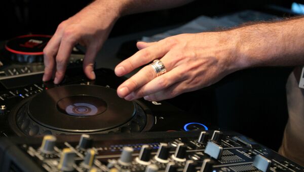 Mãos do DJ que toca uma composição musical - Sputnik Brasil