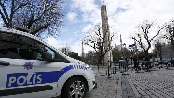 Polícia faz segurança na Praça Sultanahmet, vazia depois do atentado, Istambul, Turquia, 13 de janeiro de 2016 - Sputnik Brasil