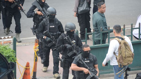Policiais armados indonésios chegam para o local dum dos atentados em Jacarta, Indonésia, 14 de janeiro de 2016 - Sputnik Brasil