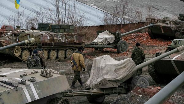 Militares ucranianos retiram material blindado na região de Gorlovka - Sputnik Brasil