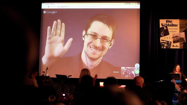 Edward Snowden em uma videoconferência em Berlim em 2014 recebendo a a Medalha Carl von Ossietzky Medal - Sputnik Brasil