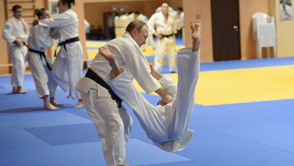 Presidente da Rússia, Vladimir Putin, participa do treino com a seleção russa de judô - Sputnik Brasil