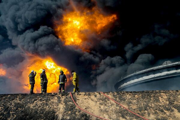 Bombeiros combatem o incêndio de um depósito de petróleo em Ras Lanuf, na Líbia - Sputnik Brasil
