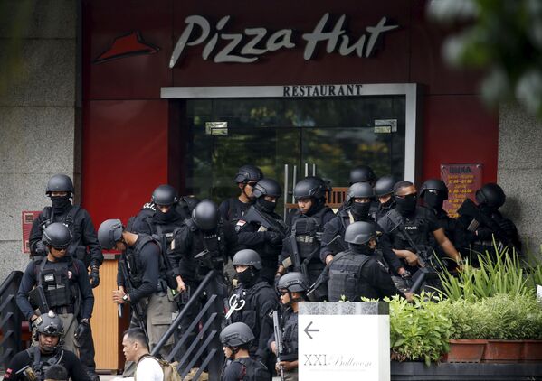 Polícia se reúne nos arredores do local do atentando terrorista em Jacarta, na Indonésia - Sputnik Brasil