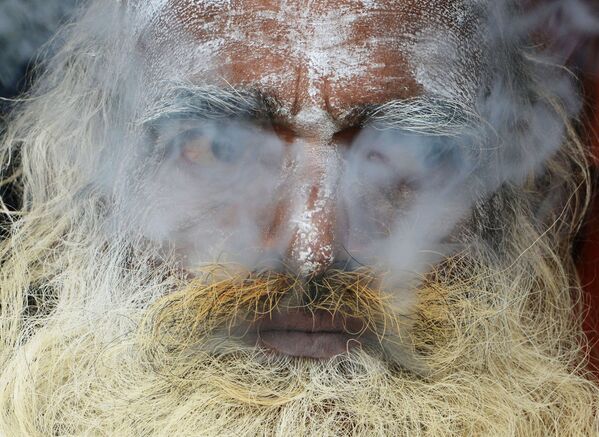 Um homem santo envolto em fumaça de maconha - Sputnik Brasil