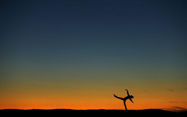 Silhueta de uma bailarina ao por do sol na Califórnia - Sputnik Brasil