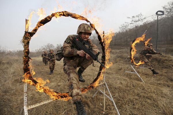 Soldados do Exército de Libertação Popular da China participam de exercícios militares em uma base militar em Tianshui - Sputnik Brasil
