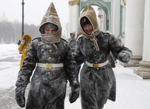 Os alunos das classes de cadetes da Marinha caminham durante uma nevasca em São Petersburgo - Sputnik Brasil