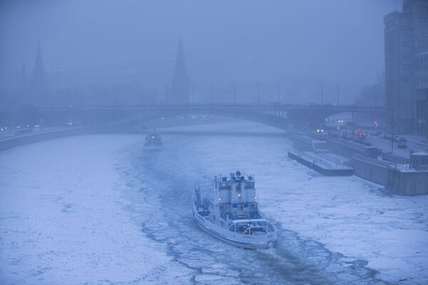 Dois quebra-gelos navegam ao longo do congelado Rio Moscou, com o Kremlin em segundo plano, durante nevasca em Moscou - Sputnik Brasil