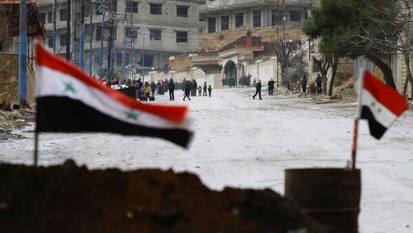 Bandeiras da Síria na cidade de Madaya, em 14 de janeiro - Sputnik Brasil