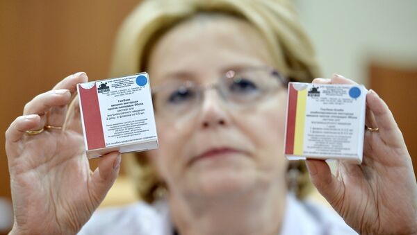 A ministra da Saúde da Rússia, Veronika Skvortsova, mostra embalagem de vacina russa contra o ebola - Sputnik Brasil