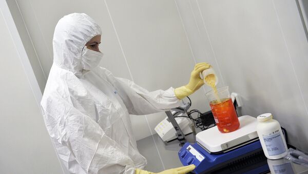 Uma das etapas do procedimento da preparação da vacina pelos cientistas do Insituto Gamaleya - Sputnik Brasil
