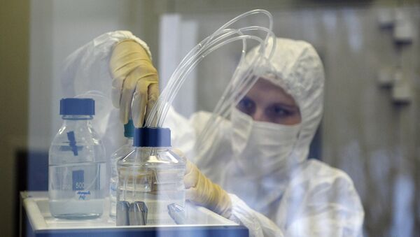 Uma etapa do procedimento da preparação do remédio contra o Ebola no Instituto Gamaleya - Sputnik Brasil
