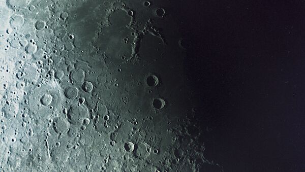 Foto da Lua tomada pela estação automática soviética Zond-7 a 10.000 km da superfície lunar - Sputnik Brasil