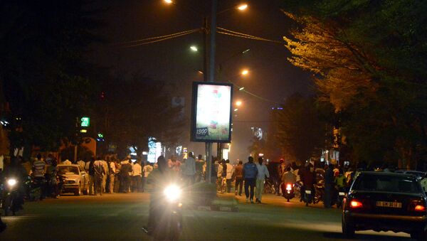 People gather on Kwame Nkruma avenue near Hotel Splendid where the attackers remain with sporadic gunfire continuing in Burkina Faso's capital Ouagadougou on January 15, 2016. - Sputnik Brasil