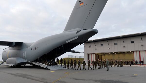 Personnel of the 51st squadron Immelmann enter an Airbus A400M military aircraft before taking off from the German army Bundeswehr airbase in Jagel, northern Germany, December 10, 2015. Germany deploys two Tornado reconnaissance jets and 40 troops to Turkey to back the fight against the Islamic State group in Syria - Sputnik Brasil