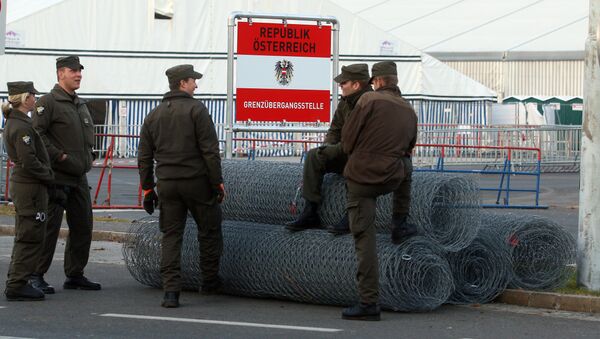 Austrian soldiers stand next to rolls of fence at the border between Slovenian and Austria in Spielfeld, Austria - Sputnik Brasil