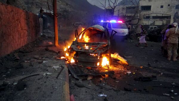 Carro em chamas em frente à casa do chefe de segurança de Aden, no Iêmen. Foto de arquivo - Sputnik Brasil
