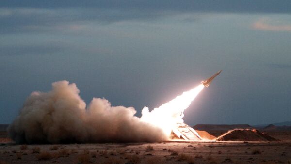 Míssil é lançado durante os exercícios militares no Irã - Sputnik Brasil