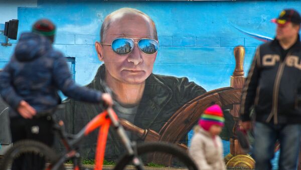 Retrato do presidente Vladimir Putin pintado sobre um muro em Yalta, na Crimeia - Sputnik Brasil