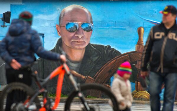 Retrato do presidente Vladimir Putin pintado sobre um muro em Yalta, na Crimeia - Sputnik Brasil