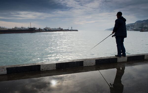 Homem pesca na orla de Yalta, na Crimeia - Sputnik Brasil