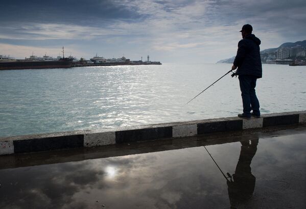 Homem pesca na orla de Yalta, na Crimeia - Sputnik Brasil