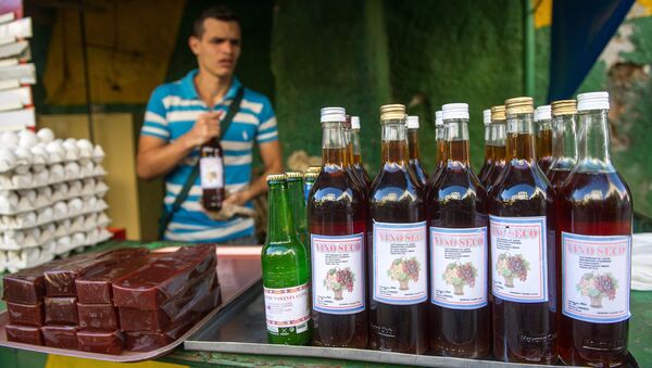 Garrafas usadas de Havana Club são usadas para vinho caseiro. Esta foto de 5 de novembro de 2015 mostra uma loja de vinho e alimentação em Havana - Sputnik Brasil