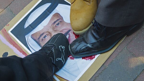 Manifestantes pisoteiam foto do rei da Arábia Saudita Salman bin Abdulaziz Al Saud, 4 de setembro de 2015 - Sputnik Brasil