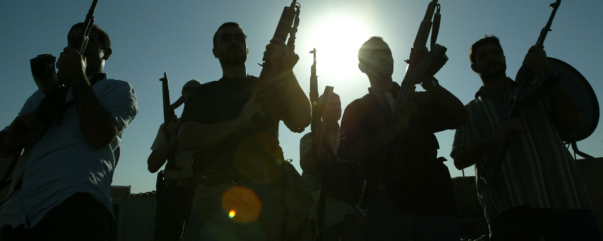 Mercenários contratados por uma empresa de segurança privada posam no telhado de uma casa em Bagdá, em setembro de 2007 - Sputnik Brasil, 1920, 11.08.2022