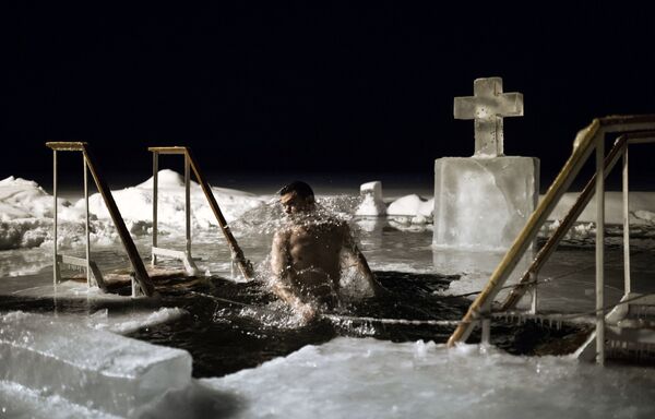 Homem participa de mergulhos noturnos de batismo na região de Valdai - Sputnik Brasil