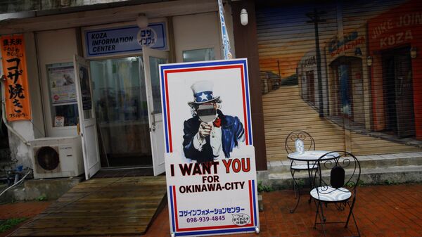 Cartaz do Tio Sam no centro turístico de Koza, perto da base aérea norte-americana, Okinawa, Japão - Sputnik Brasil