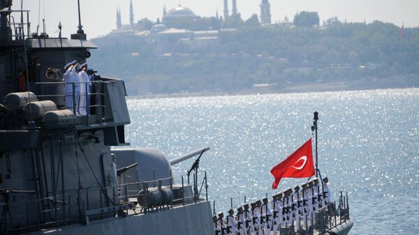 Navio da Marinha turca durante a parada militar no estreito de Bósforo em comemoração ao Dia de Vitória em Istambul, Turquia (foto de arquivo) - Sputnik Brasil