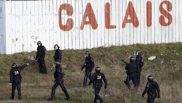 Policiais patrulham a área perto do campo de refugiados em Calais, norte da França, 21 de janeiro de 2016 - Sputnik Brasil