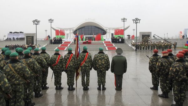 Guarda de honor do exército bielorrusso saúda o presidente Aleksandr Lukashenko, inaugurado em 6 d enovembro de 2015 depois de nova reeleição - Sputnik Brasil
