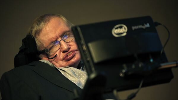 Stephen Hawking durante a coletiva de imprensa de dezembro de 2015, dedicada ao lançamento da Medalha Stephen Hawking para Comunicação Científica - Sputnik Brasil