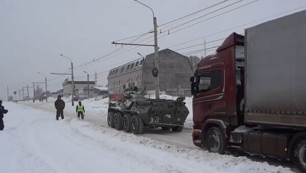 Veículo anfíbio russo tira caminhão da neve - Sputnik Brasil
