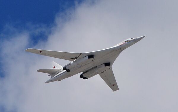 Um bombardeiro estratégico Tu-160 da Força Aeroespacial russa - Sputnik Brasil